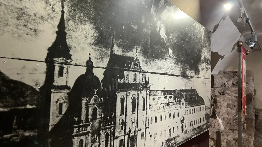 Vzácná relikvie a další exponáty z historie františkánského řádu. Diecézní muzeum otevírá novou výstavu v kryptě katedrály